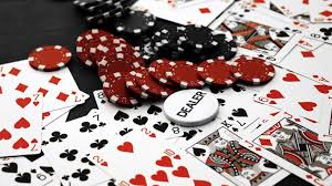 Spelpolletter, spelkort och en knapp med ordet Dealer